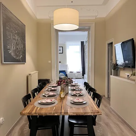Spacious And Stylish Jokai Budapeszt